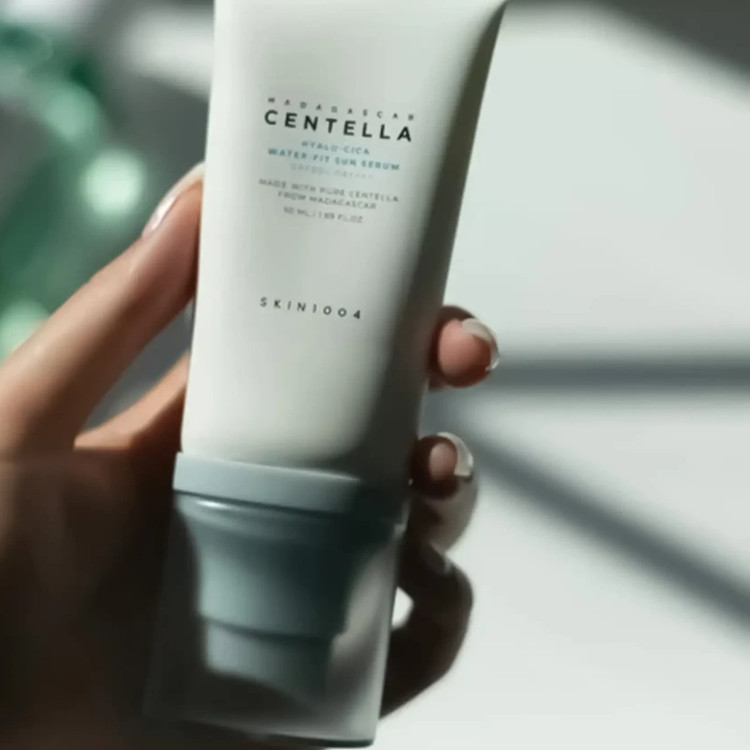 کرم ضد آفتاب بی رنگ اسکین 1004 سنتلا مدل ماداگاسکار SPF50 مناسب انواع پوست حجم 50 میلی لیتر ( کیفیت مستر درجه 1)تاریخ لیزری