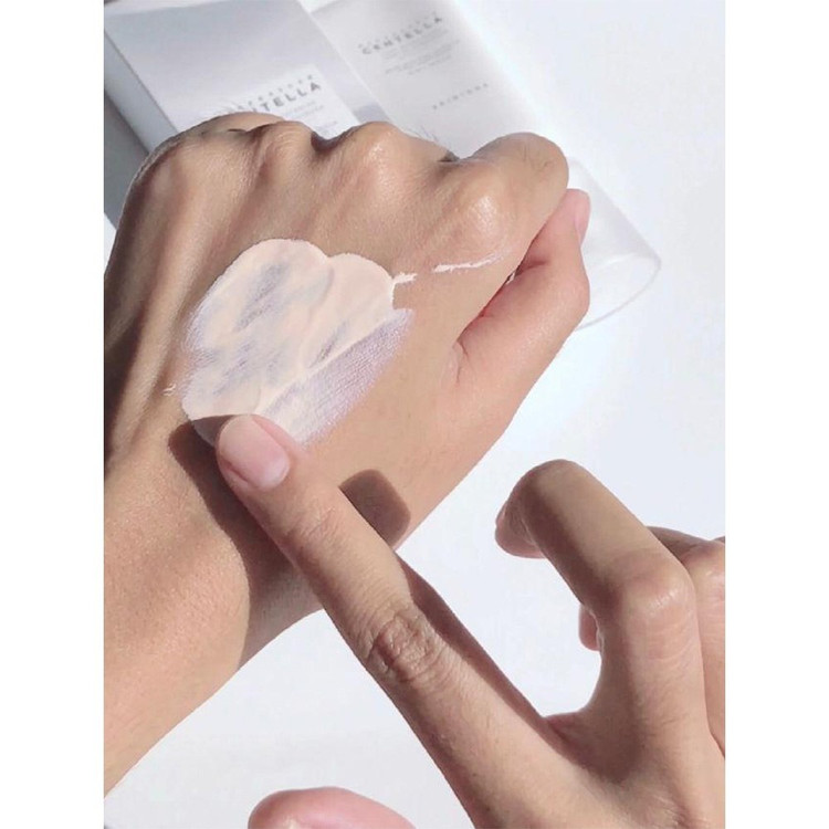 ضد آفتاب روشن کننده سنتلا اسکین 1004 SPF50 حجم 50 میلی لیتر شرکتی(مسترکپی)